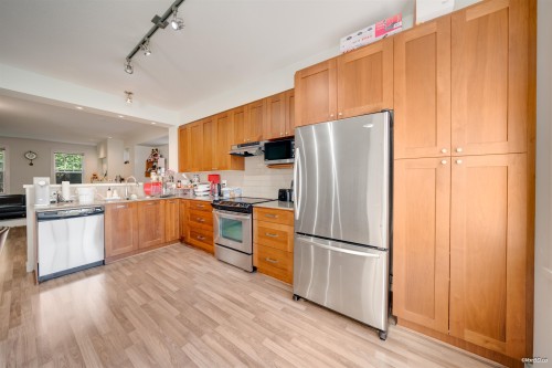 72-688 Edgar Avenue, Coquitlam, BC - Indoor Photo Showing Kitchen