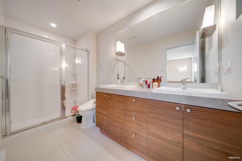 72-688 Edgar Avenue, Coquitlam, BC - Indoor Photo Showing Bathroom