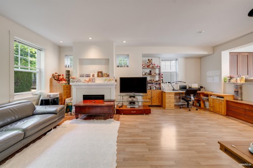 72-688 Edgar Avenue, Coquitlam, BC - Indoor Photo Showing Living Room