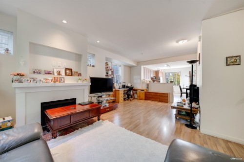 72-688 Edgar Avenue, Coquitlam, BC - Indoor Photo Showing Living Room With Fireplace