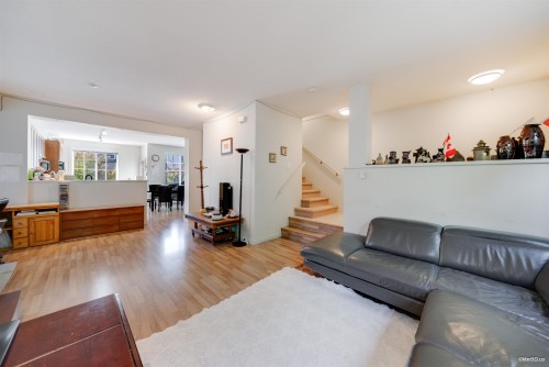 72-688 Edgar Avenue, Coquitlam, BC - Indoor Photo Showing Living Room