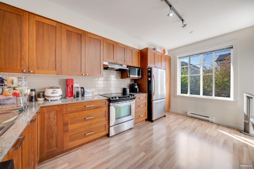 72-688 Edgar Avenue, Coquitlam, BC - Indoor Photo Showing Kitchen