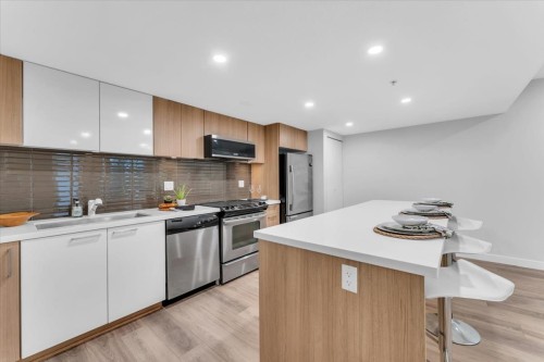 304-618 Langside Avenue, Coquitlam, BC - Indoor Photo Showing Kitchen With Upgraded Kitchen