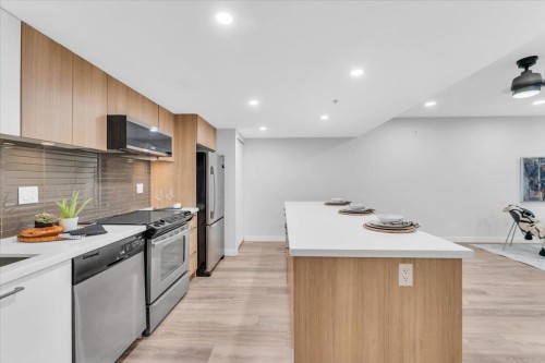304-618 Langside Avenue, Coquitlam, BC - Indoor Photo Showing Kitchen With Upgraded Kitchen