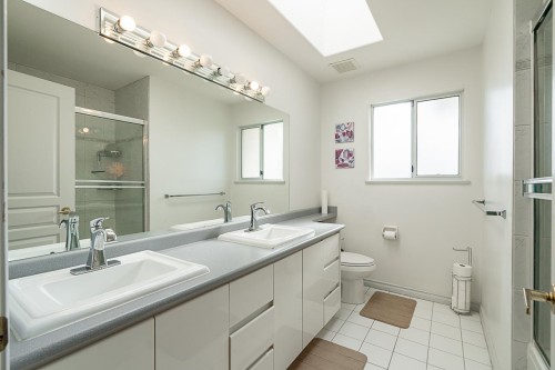 2980 Cliffrose Crescent, Coquitlam, BC - Indoor Photo Showing Bathroom