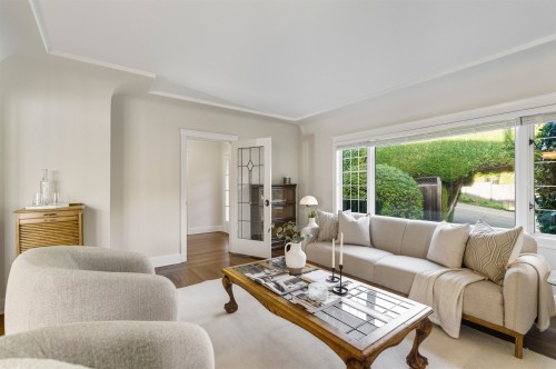 1631 22Nd Street, West Vancouver, BC - Indoor Photo Showing Living Room