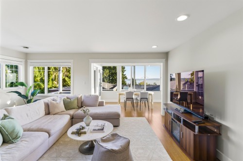 1631 22Nd Street, West Vancouver, BC - Indoor Photo Showing Living Room