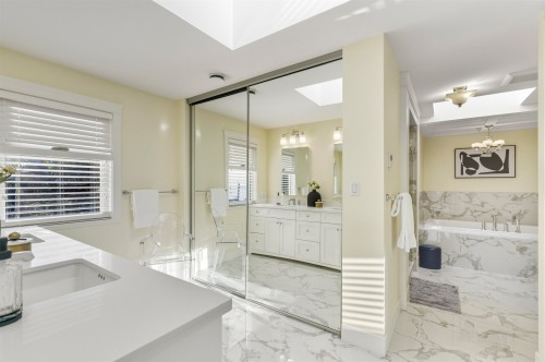 1631 22Nd Street, West Vancouver, BC - Indoor Photo Showing Bathroom