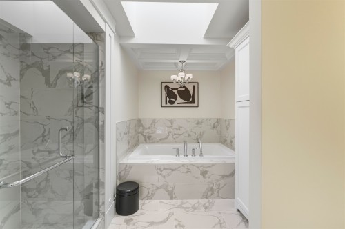 1631 22Nd Street, West Vancouver, BC - Indoor Photo Showing Bathroom
