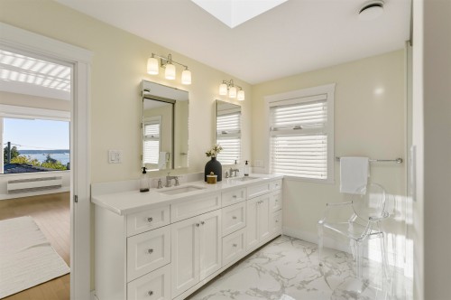 1631 22Nd Street, West Vancouver, BC - Indoor Photo Showing Bathroom