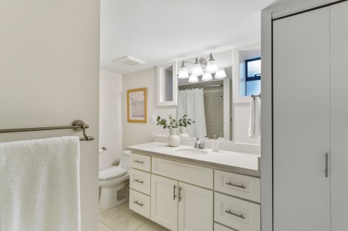 1631 22Nd Street, West Vancouver, BC - Indoor Photo Showing Bathroom