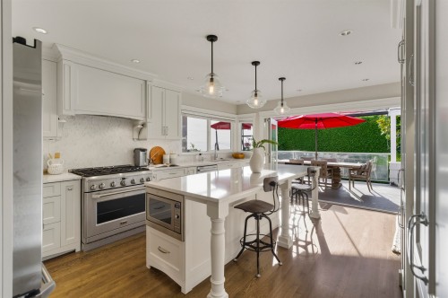 1631 22Nd Street, West Vancouver, BC - Indoor Photo Showing Kitchen With Upgraded Kitchen