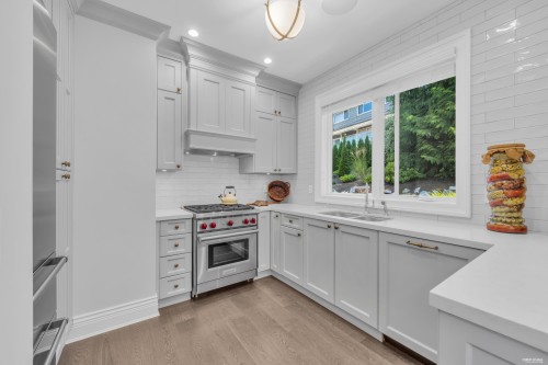 4135 Burkehill Place, West Vancouver, BC - Indoor Photo Showing Kitchen With Upgraded Kitchen
