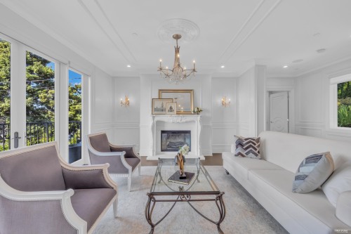 4135 Burkehill Place, West Vancouver, BC - Indoor Photo Showing Living Room With Fireplace