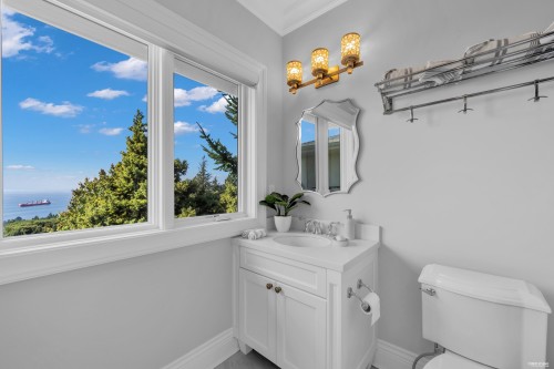 4135 Burkehill Place, West Vancouver, BC - Indoor Photo Showing Bathroom