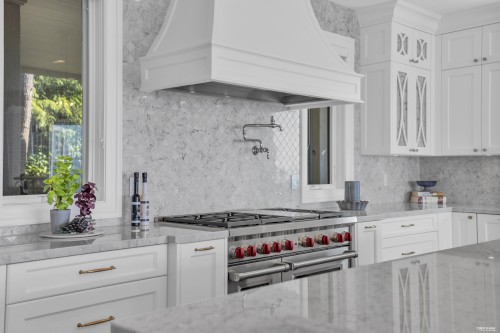 4135 Burkehill Place, West Vancouver, BC - Indoor Photo Showing Kitchen With Upgraded Kitchen