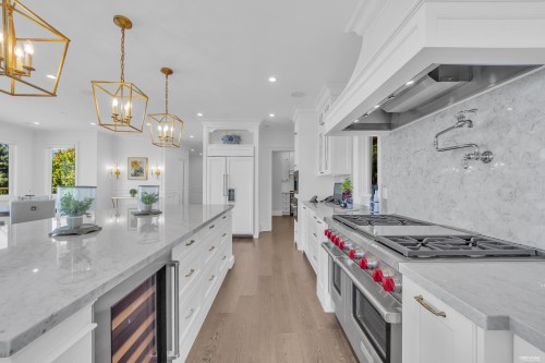 4135 Burkehill Place, West Vancouver, BC - Indoor Photo Showing Kitchen With Upgraded Kitchen