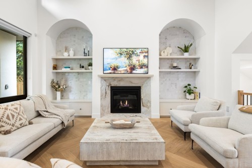 944 Caithness Crescent, Port Moody, BC - Indoor Photo Showing Living Room With Fireplace