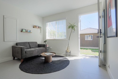 1808 51St Avenue E, Vancouver, BC - Indoor Photo Showing Living Room