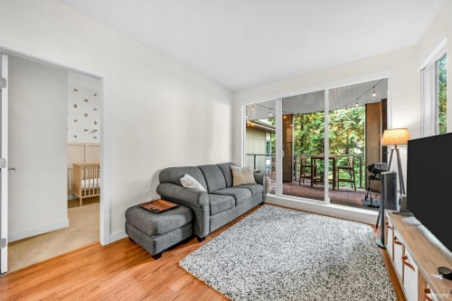 201-5460 Broadway, Burnaby, BC - Indoor Photo Showing Living Room
