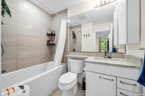 201-5460 Broadway, Burnaby, BC - Indoor Photo Showing Bathroom