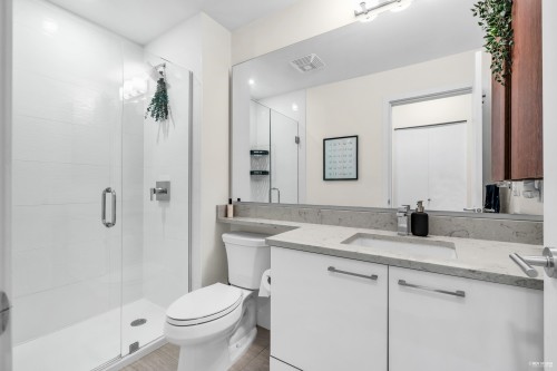 201-5460 Broadway, Burnaby, BC - Indoor Photo Showing Bathroom