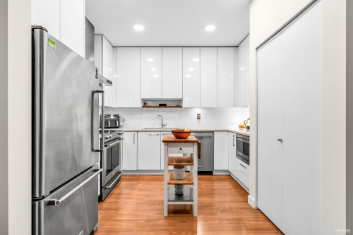 201-5460 Broadway, Burnaby, BC - Indoor Photo Showing Kitchen With Stainless Steel Kitchen