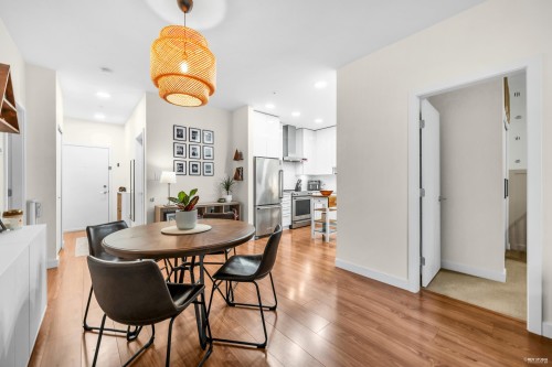 201-5460 Broadway, Burnaby, BC - Indoor Photo Showing Dining Room