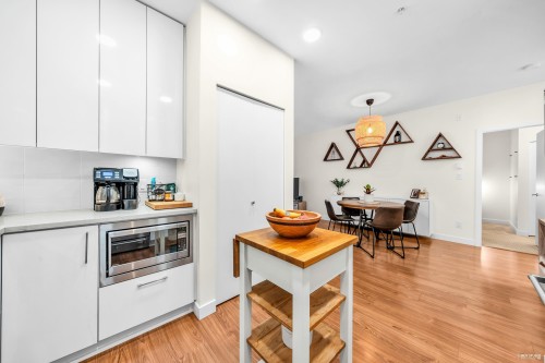 201-5460 Broadway, Burnaby, BC - Indoor Photo Showing Kitchen