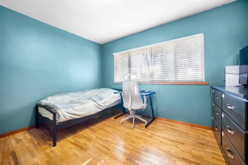 521 Brookmere Avenue, Coquitlam, BC - Indoor Photo Showing Bedroom