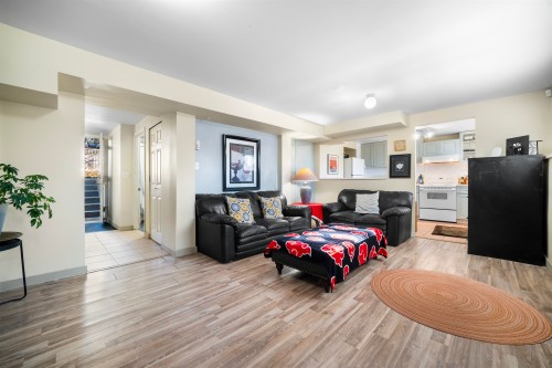 521 Brookmere Avenue, Coquitlam, BC - Indoor Photo Showing Living Room