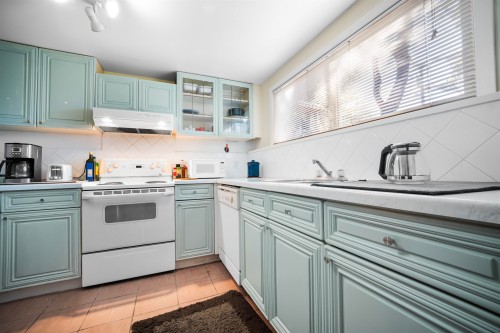 521 Brookmere Avenue, Coquitlam, BC - Indoor Photo Showing Kitchen