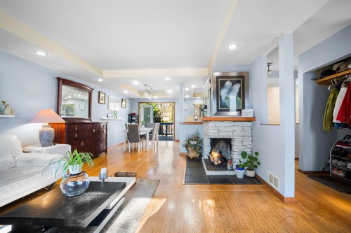 521 Brookmere Avenue, Coquitlam, BC - Indoor Photo Showing Living Room With Fireplace