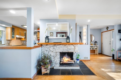 521 Brookmere Avenue, Coquitlam, BC - Indoor Photo Showing Living Room With Fireplace