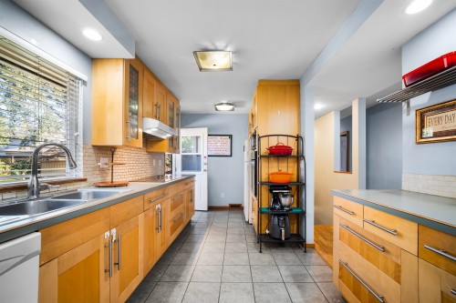 521 Brookmere Avenue, Coquitlam, BC - Indoor Photo Showing Kitchen With Double Sink