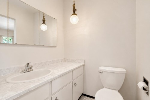 232 Macdonald Avenue, Burnaby, BC - Indoor Photo Showing Bathroom