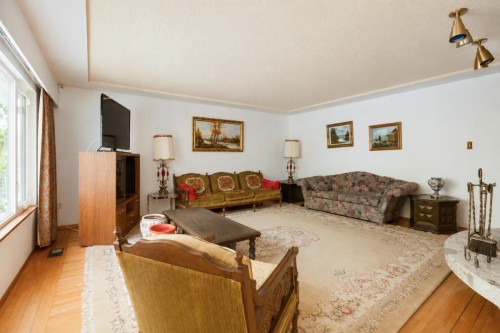 232 Macdonald Avenue, Burnaby, BC - Indoor Photo Showing Living Room