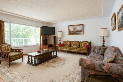 232 Macdonald Avenue, Burnaby, BC - Indoor Photo Showing Living Room