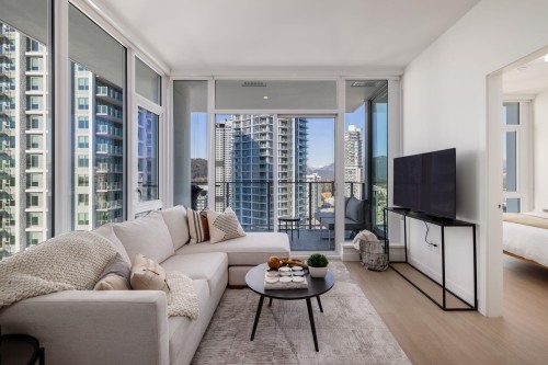 2102-699 Whiting Way, Coquitlam, BC - Indoor Photo Showing Living Room