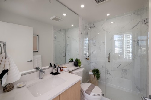 2102-699 Whiting Way, Coquitlam, BC - Indoor Photo Showing Bathroom