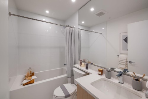 2102-699 Whiting Way, Coquitlam, BC - Indoor Photo Showing Bathroom