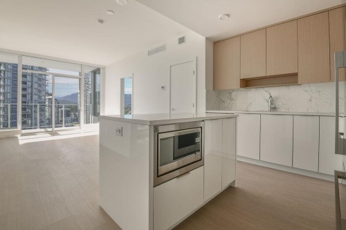 2102-699 Whiting Way, Coquitlam, BC - Indoor Photo Showing Kitchen
