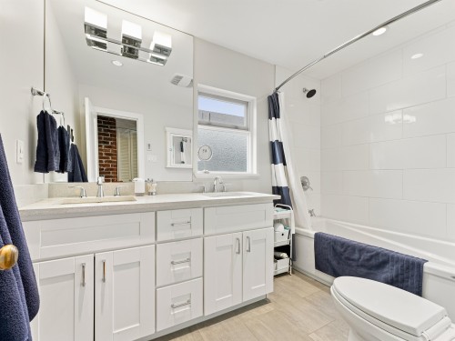 431 23Rd Avenue E, Vancouver, BC - Indoor Photo Showing Bathroom