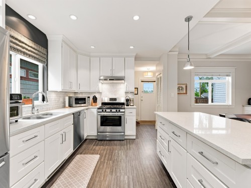 431 23Rd Avenue E, Vancouver, BC - Indoor Photo Showing Kitchen With Double Sink With Upgraded Kitchen