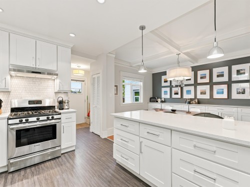 431 23Rd Avenue E, Vancouver, BC - Indoor Photo Showing Kitchen With Upgraded Kitchen
