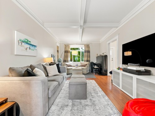 431 23Rd Avenue E, Vancouver, BC - Indoor Photo Showing Living Room