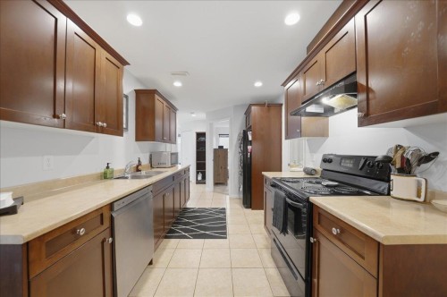 23659 Rock Ridge Drive, Maple Ridge, BC - Indoor Photo Showing Kitchen With Double Sink