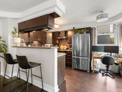 102-2528 Broadway E, Vancouver, BC - Indoor Photo Showing Kitchen