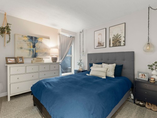 102-2528 Broadway E, Vancouver, BC - Indoor Photo Showing Bedroom