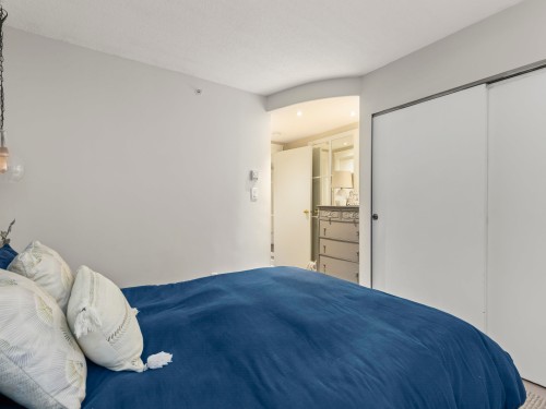102-2528 Broadway E, Vancouver, BC - Indoor Photo Showing Bedroom